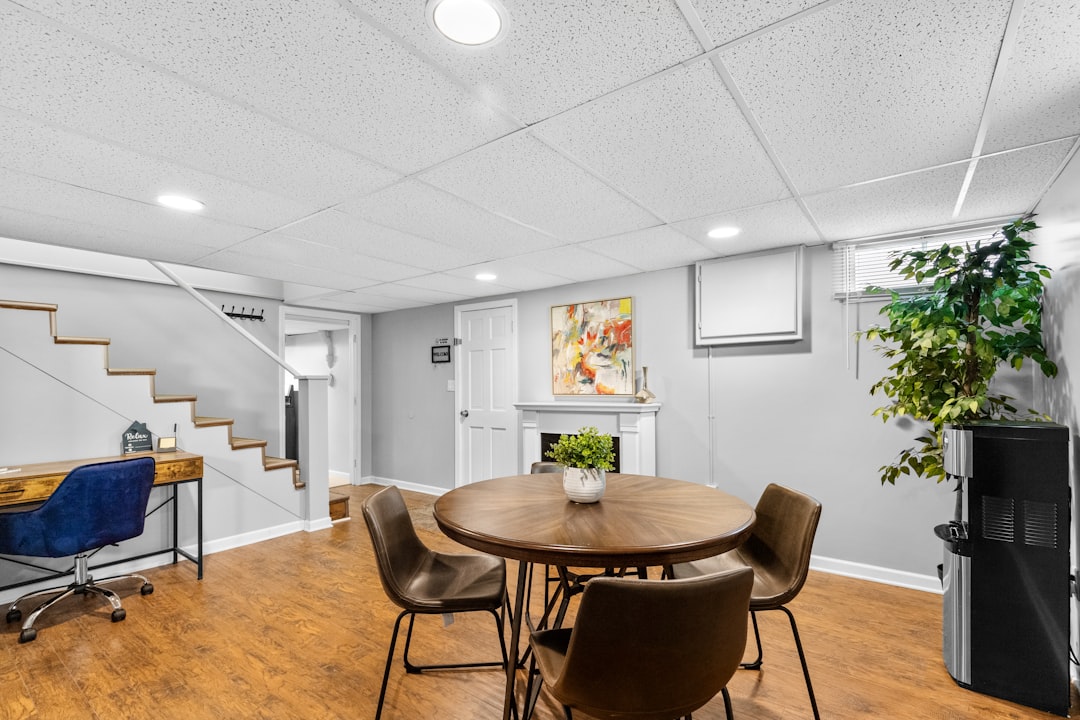 a-dining-room-with-a-table-and-chairs-fhjy7rqbpk8